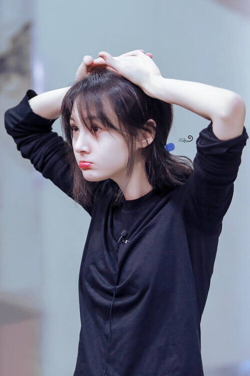 球队赢得晋级资格主教练强调接下来每场都是硬仗不容松懈，晋级的球队