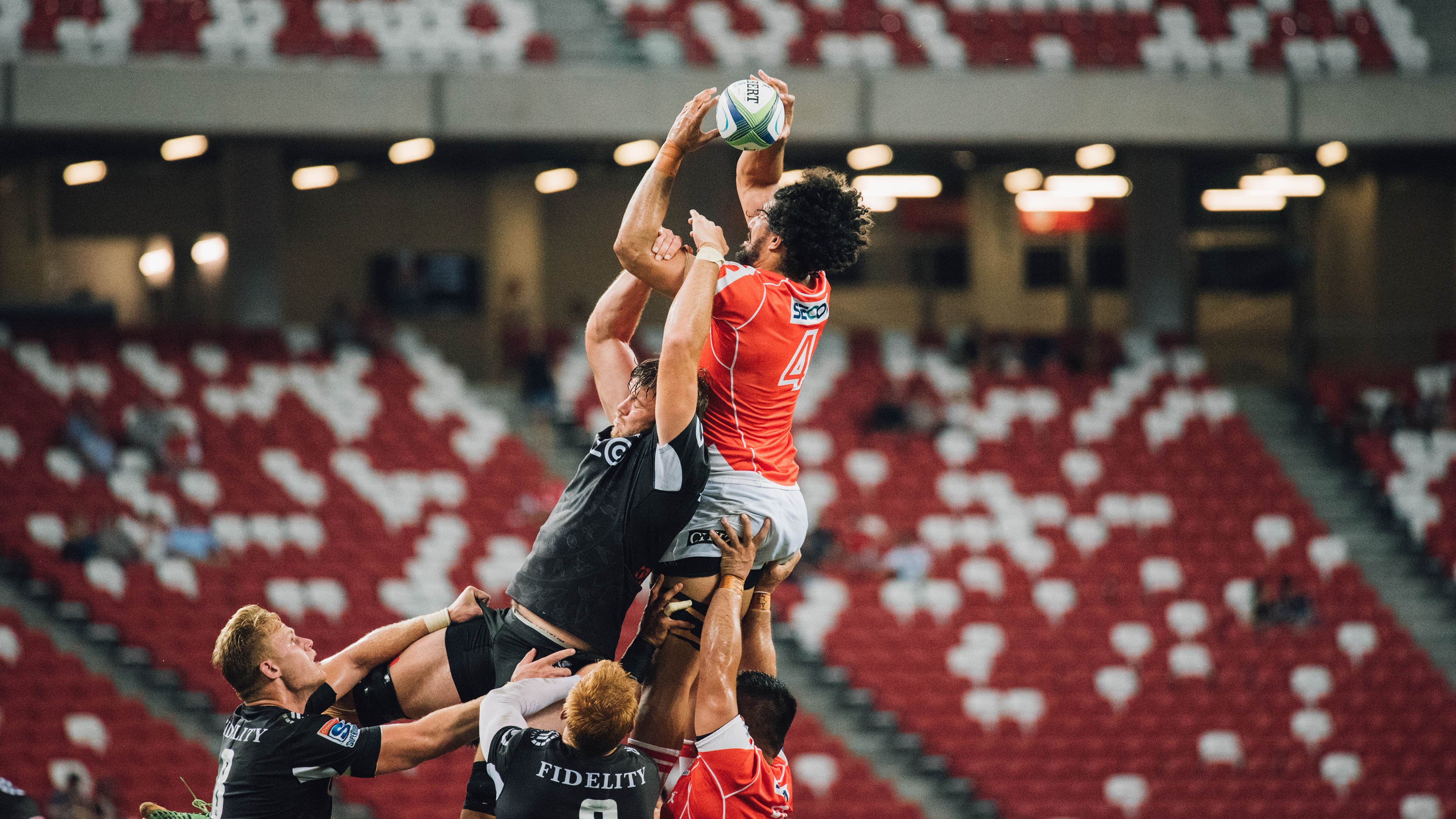 “高新区全民健身馆短柄墙球赛：速度与战术相互交织，比赛充满智慧的碰撞”