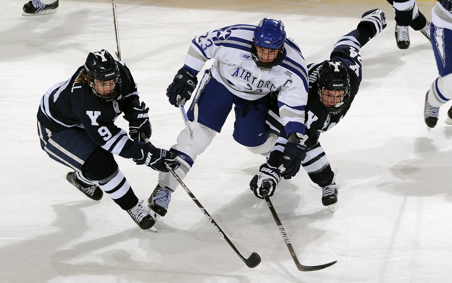 滑雪公开赛速度赛道项目竞争激烈,滑雪比赛赛道